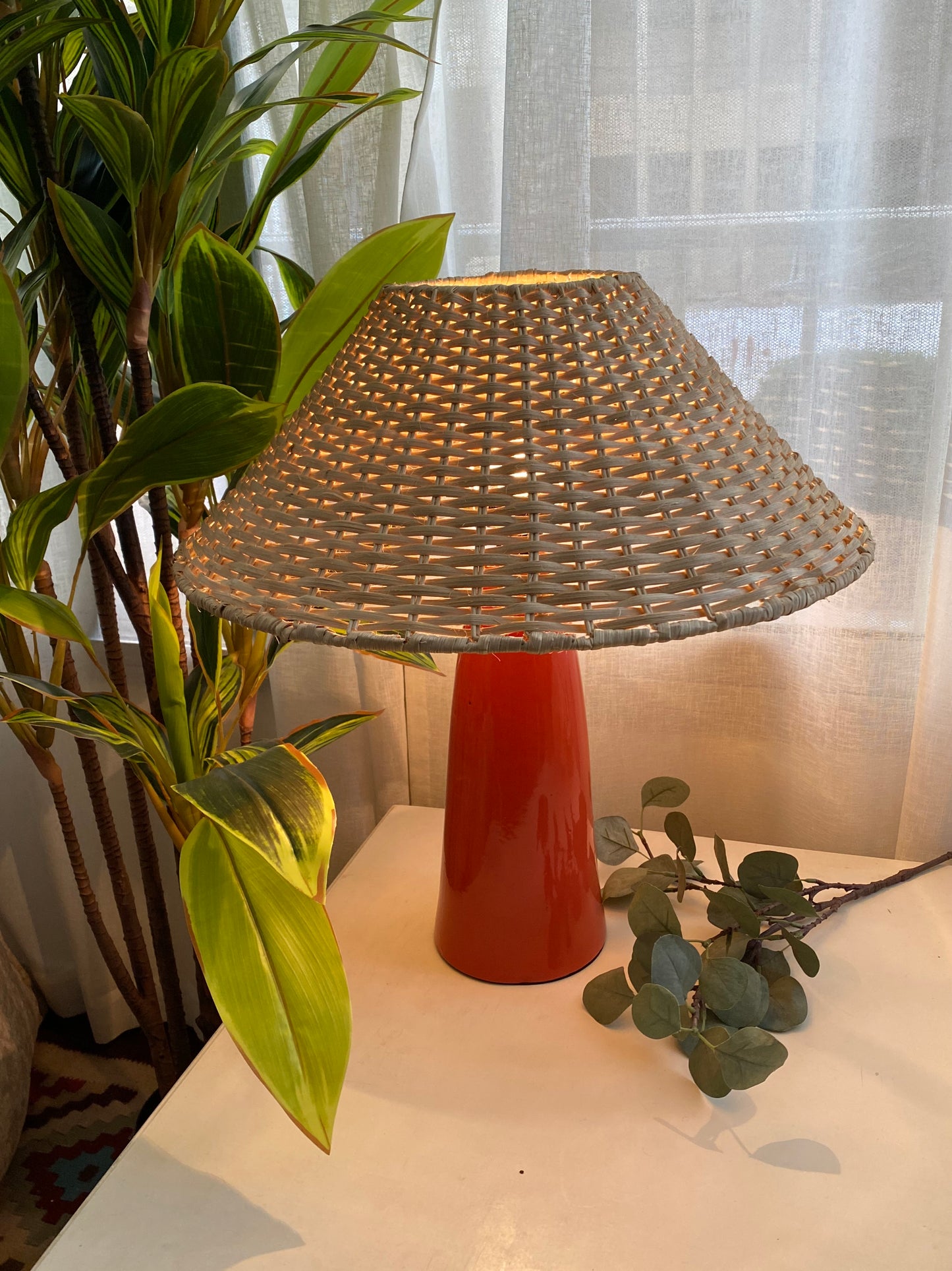 Rooi Table Lamp